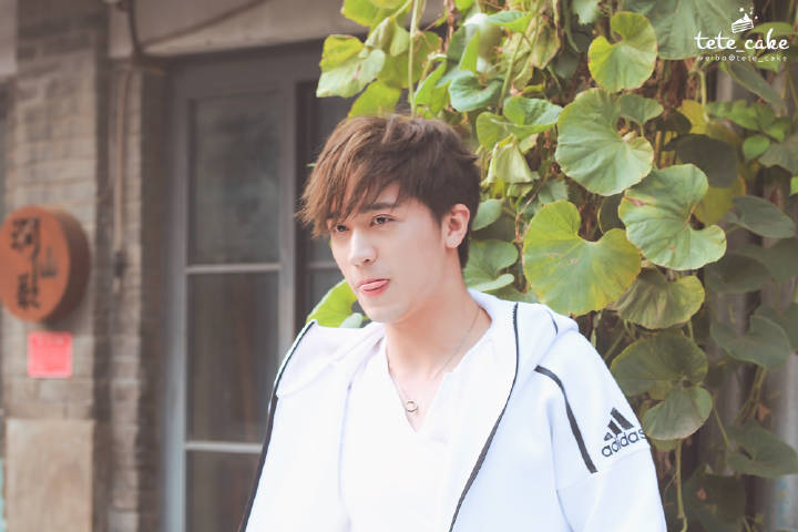 那些公认难穿的颜色,90后艺人许魏洲是怎么HOLD住的?