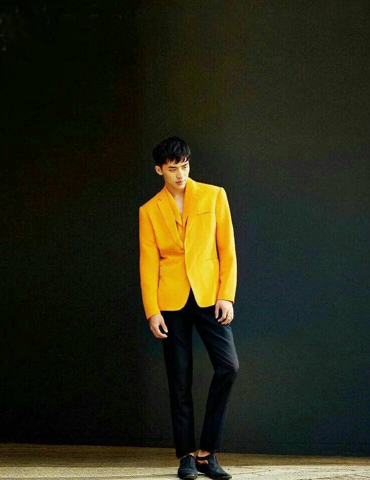 那些公认难穿的颜色,90后艺人许魏洲是怎么HOLD住的?