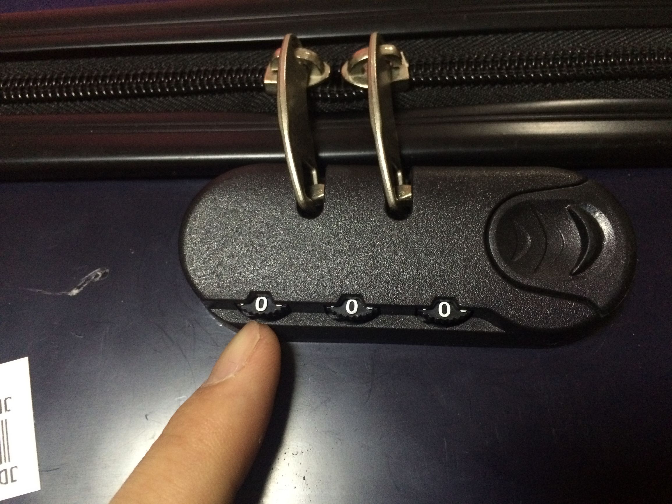 海关锁行李箱密码忘记了怎么打开,行李箱忘了密码教你一个小技巧