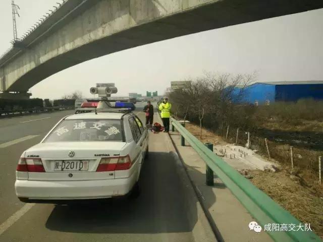 延安高交大队民警救火,高龄老人民警热心救助