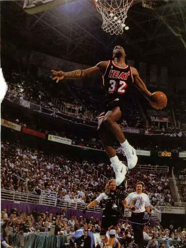 今年扣篮大赛上脚球鞋,乔丹扣篮大赛穿的球鞋