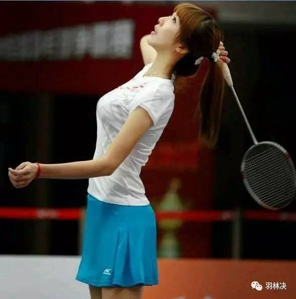 打羽毛球的女人很迷人,坚持打羽毛球的女人