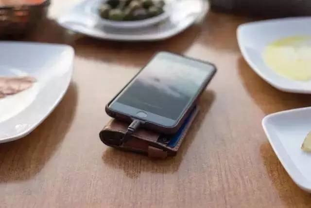 即是钱包又是充电宝?男同胞也信奉包治百病!