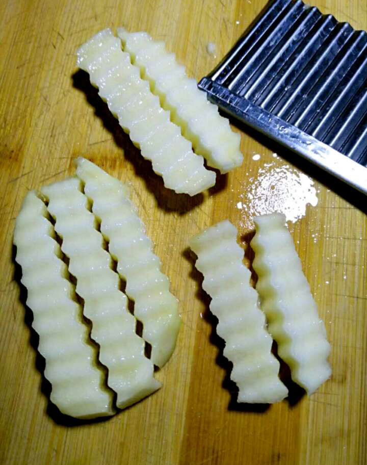 炸薯条要炸多久才会脆,炸薯条第一次炸与复炸的间隔