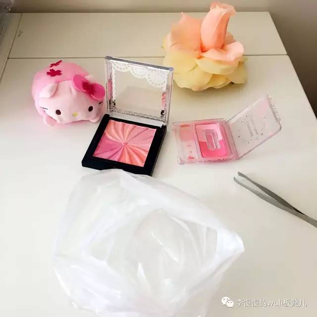 兰蔻玫瑰高光抢不到，我自己做了个花瓣腮红过过瘾