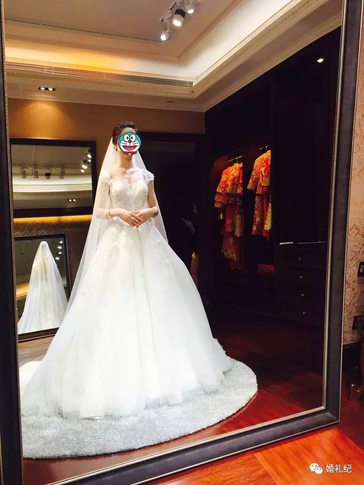 太瘦婚纱撑不起来？她们试完10家店，发现这3个款式最遮骨头