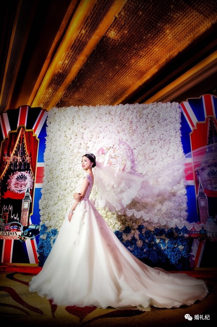 太瘦婚纱撑不起来？她们试完10家店，发现这3个款式最遮骨头