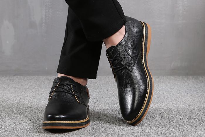 一双高级感皮鞋优雅得体,一双精致的皮鞋