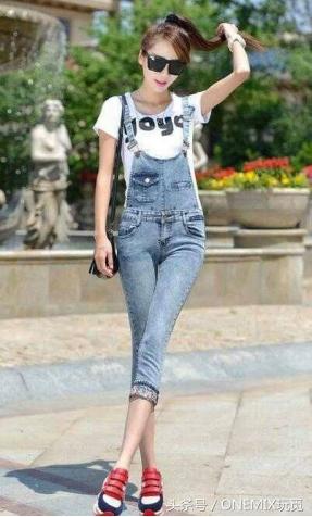 如何搭配运动鞋男,女士红色袜子搭配运动鞋