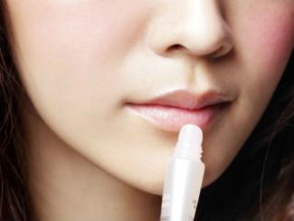 想要水润的唇色怎么选择口红,唇部护理润唇的正确方式