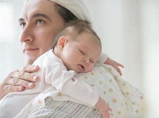 宝宝喝母乳，爸爸来帮忙！