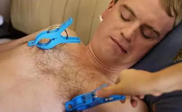 外国男人体验孕妇日常,中国坐月子让外国惊呆