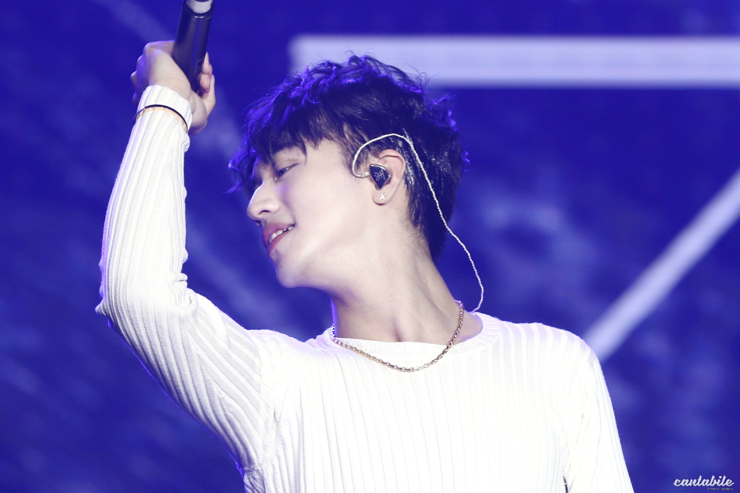 那些公认难穿的颜色,90后艺人许魏洲是怎么HOLD住的?