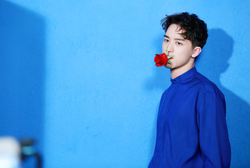 那些公认难穿的颜色,90后艺人许魏洲是怎么HOLD住的?