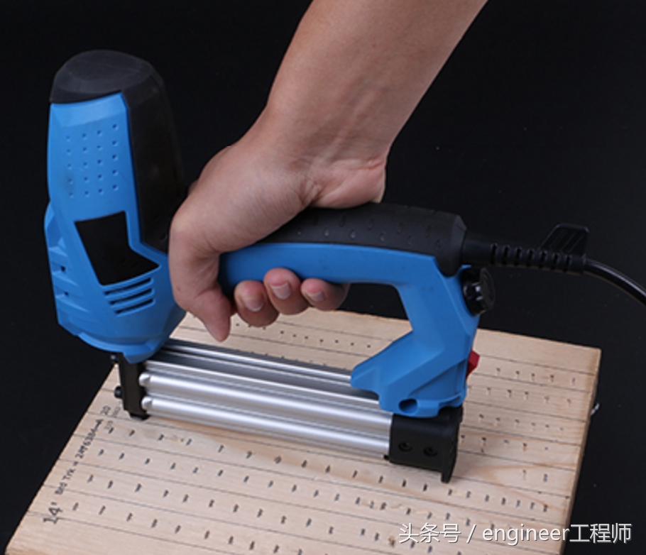 锂电钉枪实用不,电动钉枪如何不冒钉