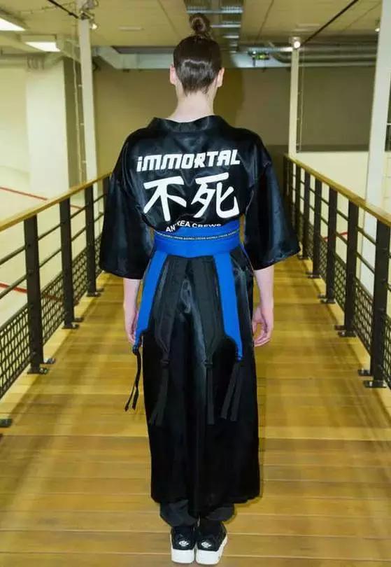 外国人把“酱油”穿在身桑，时尚界都流行用中文装逼啦！