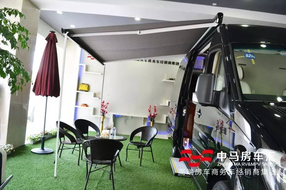 要的就是度假感!奔驰C10C有电视有沙发,有床有洗手间