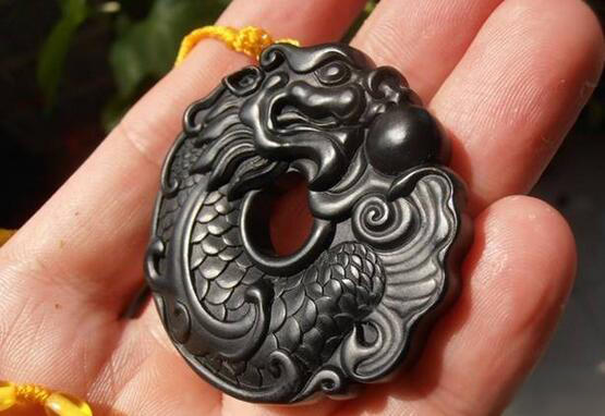 这丝滑，像抚摸刚出水的女人的肌肤一般