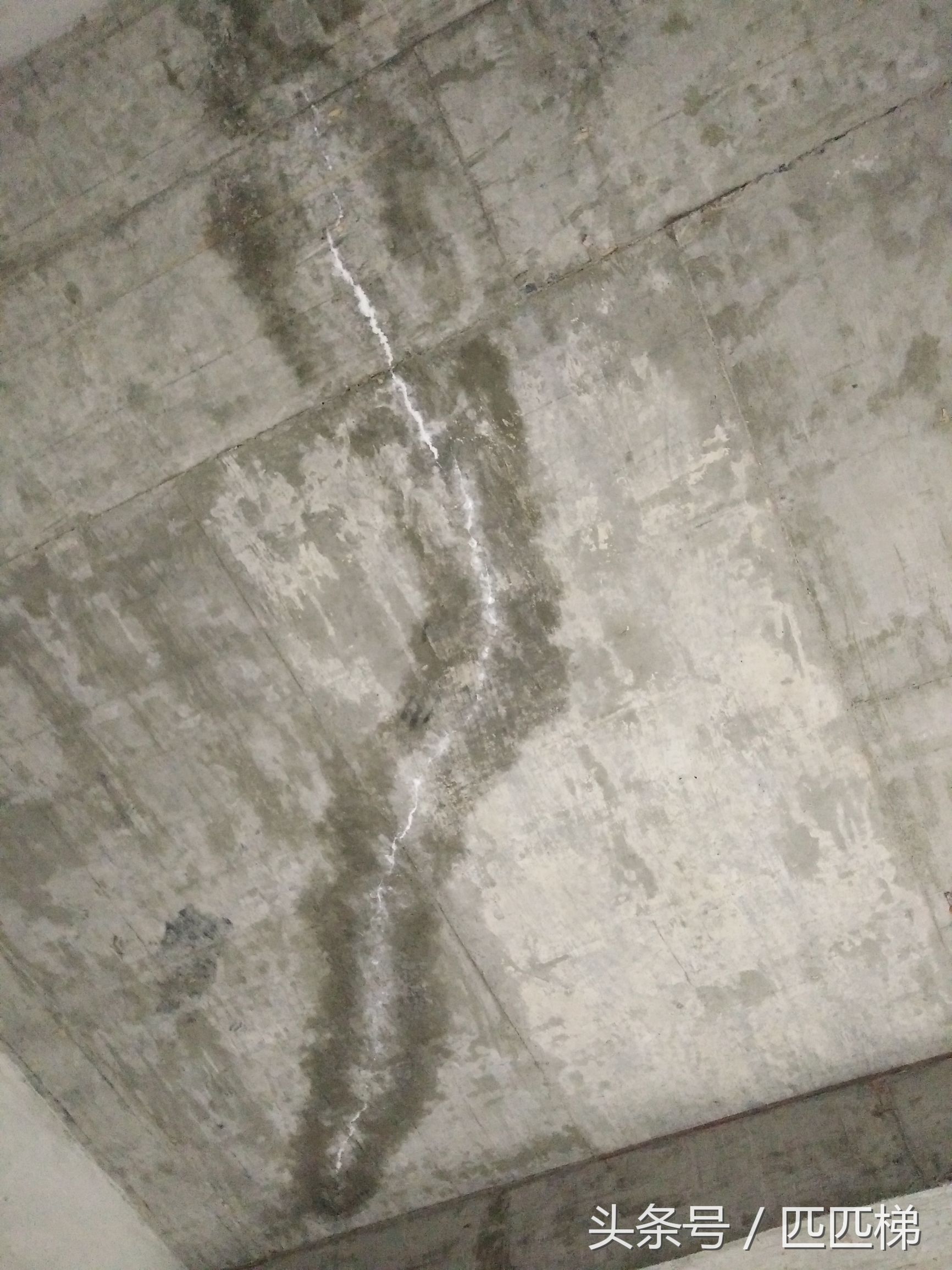 彩钢屋顶天沟漏水怎么办,屋顶女儿墙漏水最佳处理方法