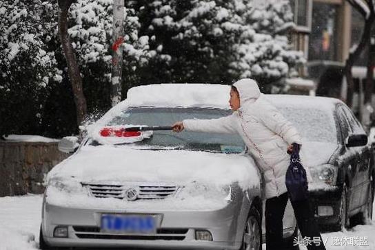 下暴雪怎么清理车上积雪,暴雪天气大棚积雪处理措施