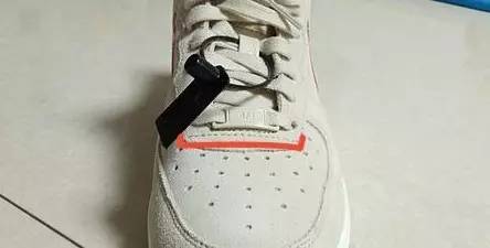 怎么不让鞋舌歪一边,鞋舌老是歪是脚什么问题