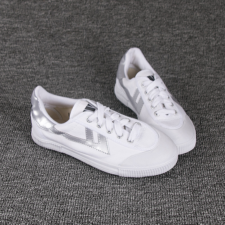 在足球场上驰骋,绿茵场上挥洒汗水享受足球的快乐