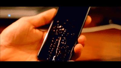 几滴“神液”让手机穿上铁布衫，锤子也砸不碎屏幕