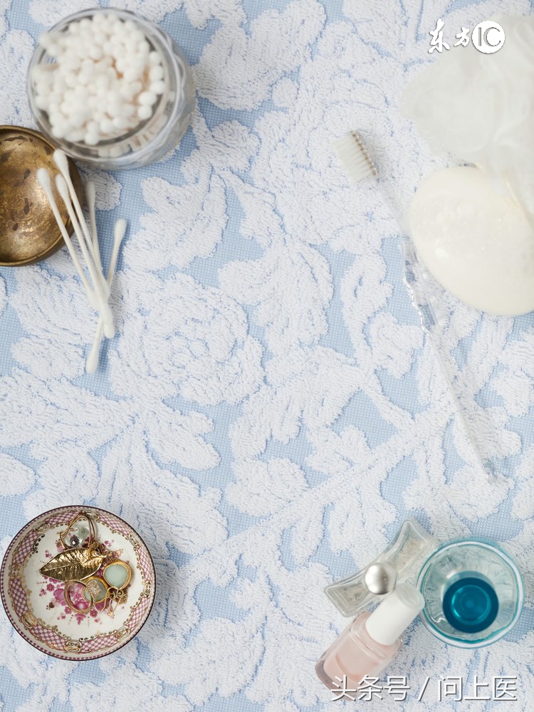 睫毛进入眼里怎么取出,接睫毛清理眼部的步骤