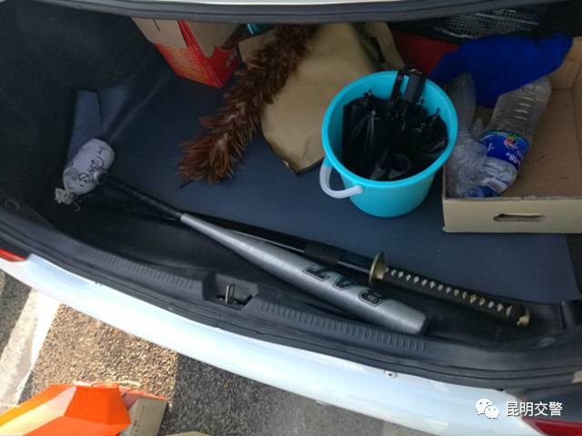 驾驶证扣13分怎么处罚,驾驶证被扣12分继续开车怎样处罚