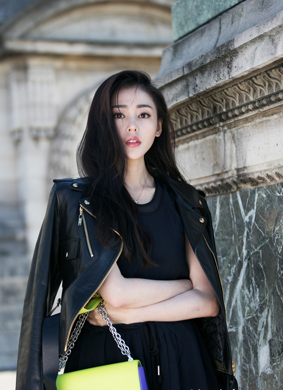 早春如何挑外套颜色好看,秋天的皮衣外套该怎么选