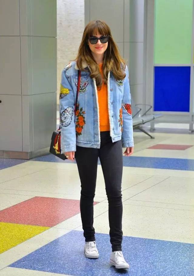 早春如何挑外套颜色好看,秋天的皮衣外套该怎么选