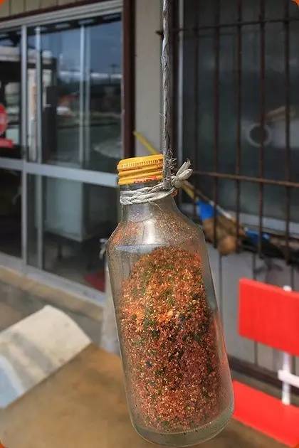 日本最破旧的自动贩卖机，只卖两种面条，却温暖了40万人的胃