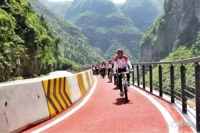 赤水河谷旅游公路百万年薪聘驿站老板娘跟着“美女飞手”边走边看