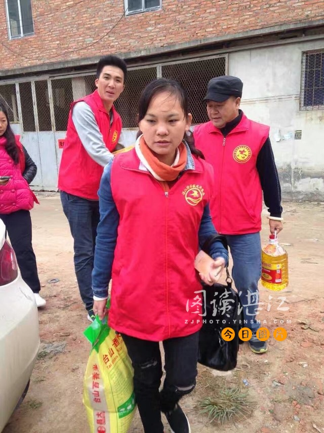 志愿者给贫困户送温暖,寒冬腊月送真情志愿服务暖人心