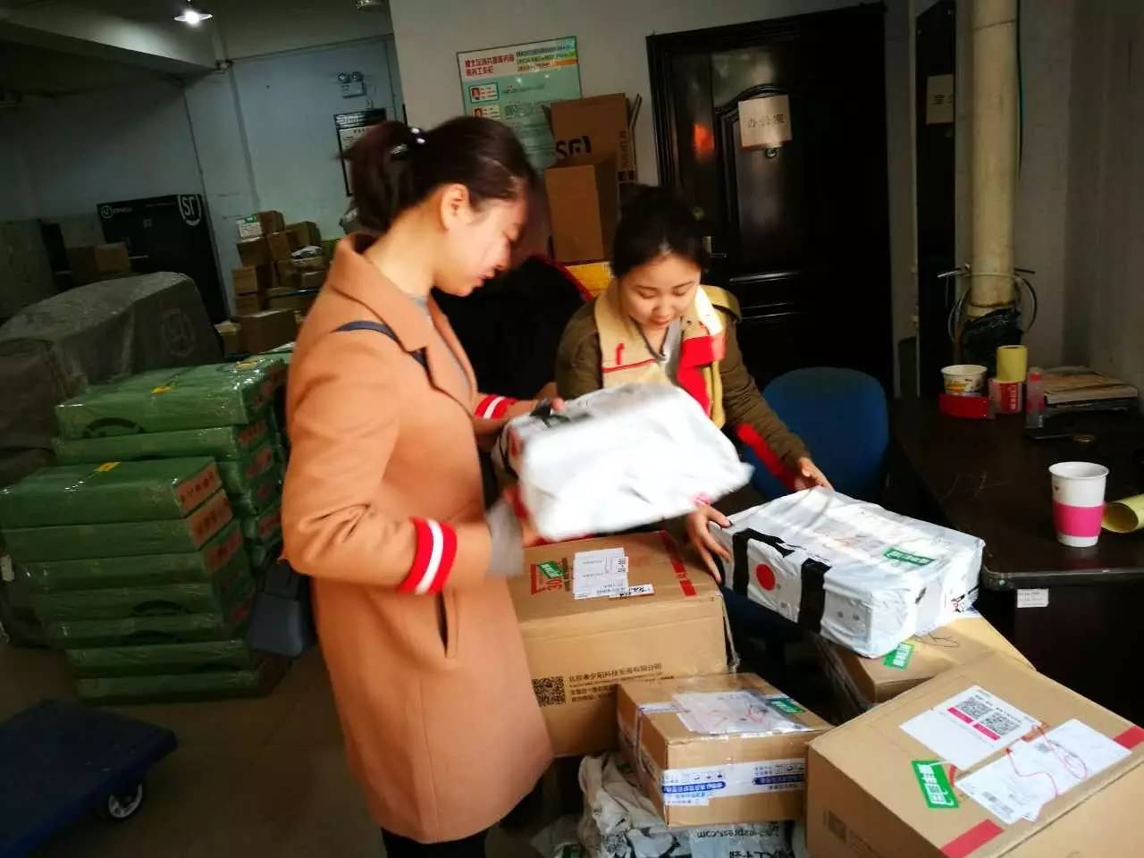 疯了！一群人在街上要钱，用了什么方法……竟拿到了这么多！