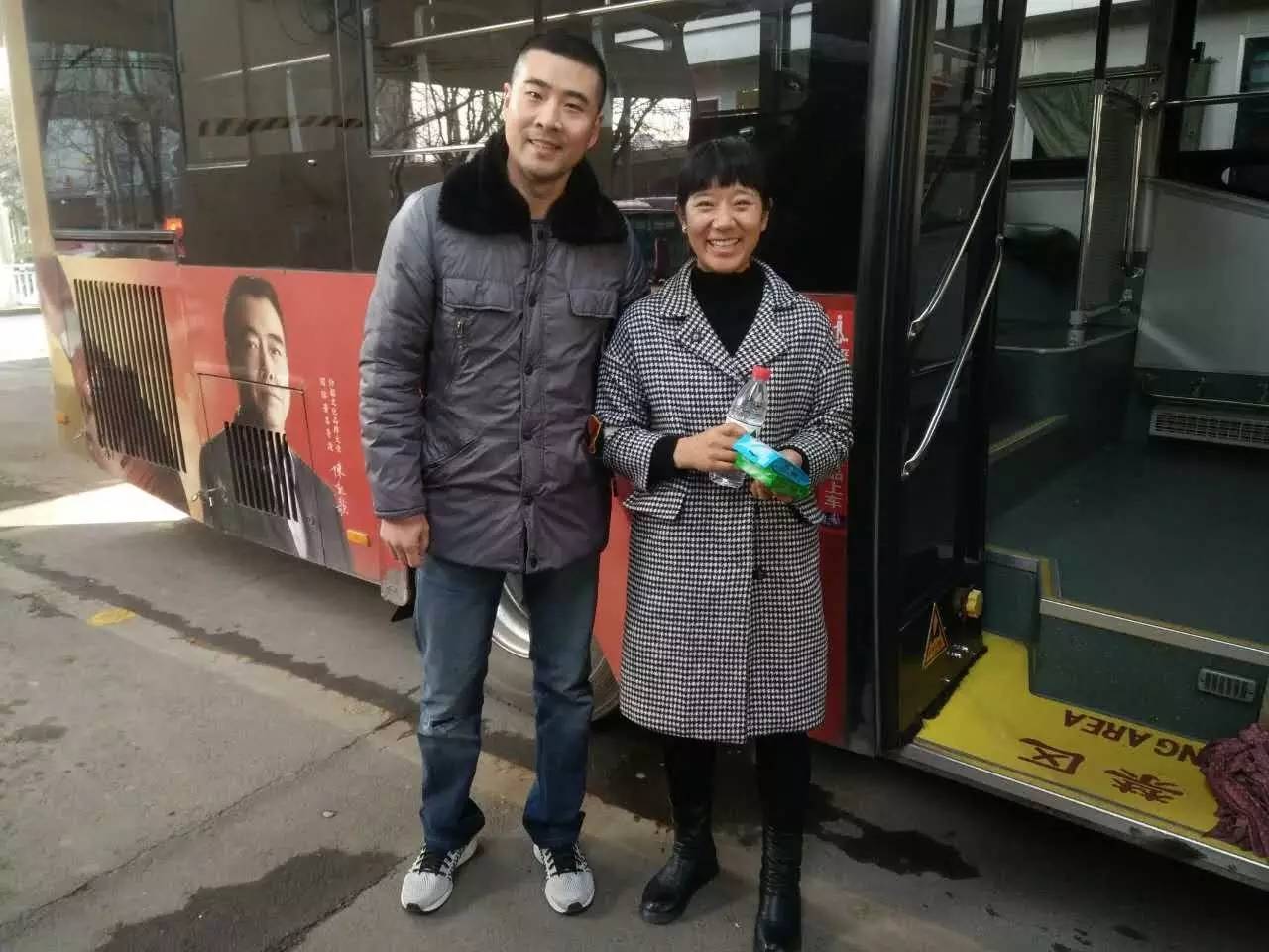 疯了！一群人在街上要钱，用了什么方法……竟拿到了这么多！