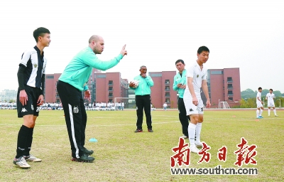 广东足球队员年薪3000万,中山招聘外教