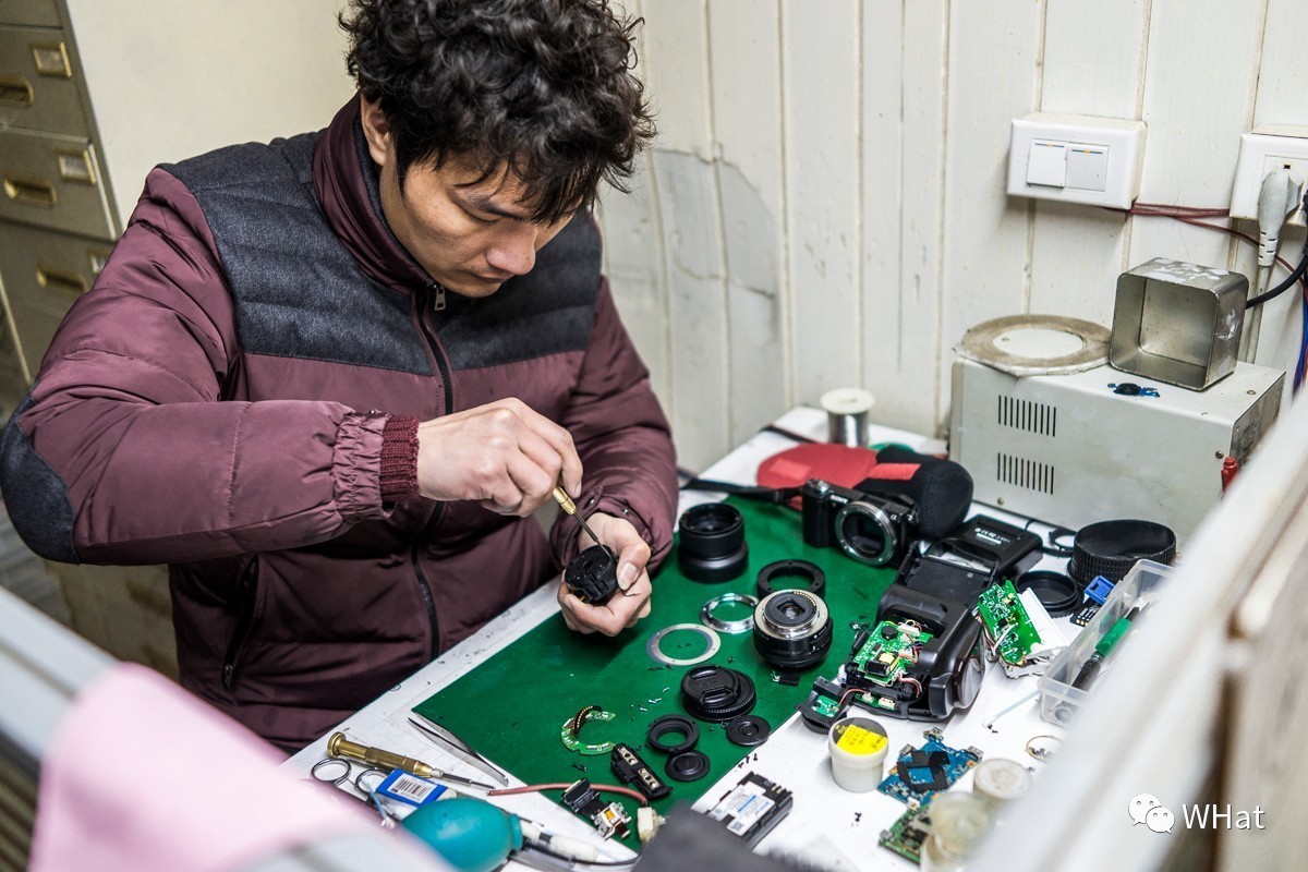 铜人像里藏着修相机的头牌师傅，33年的坚守积累千金不换的口碑