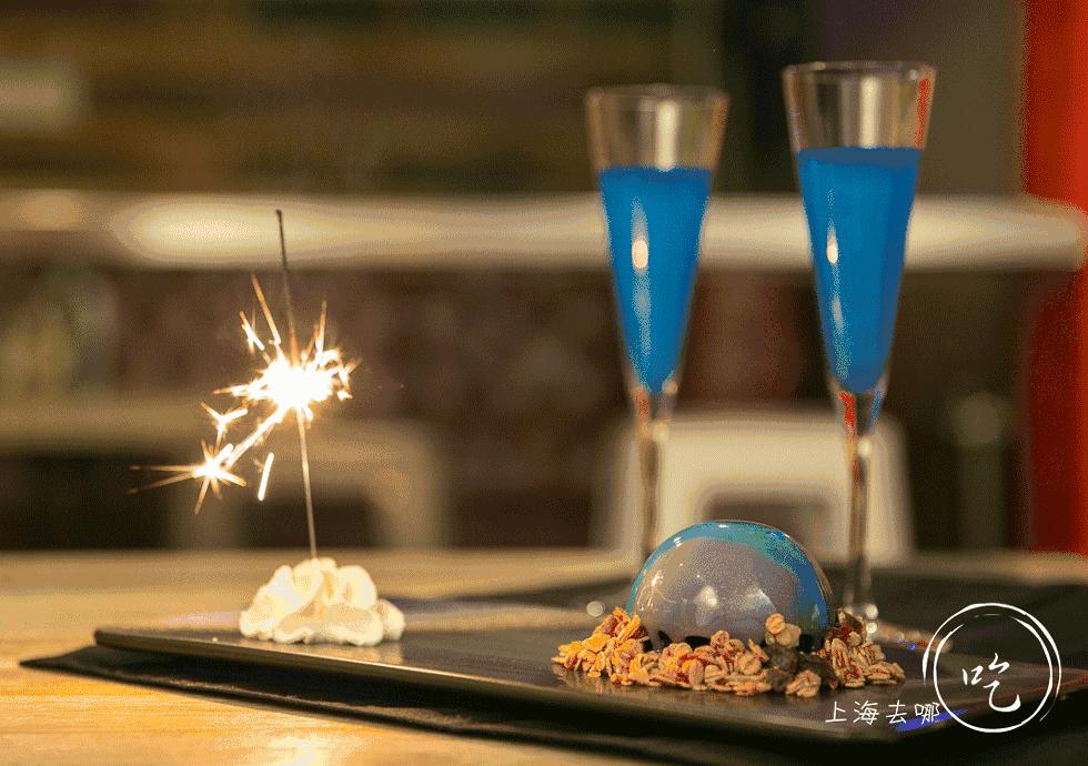 这家店靠一块INS美食博主的星空蛋糕,就把少女心秒成渣渣!涂红唇就打折,男生涂折更低!