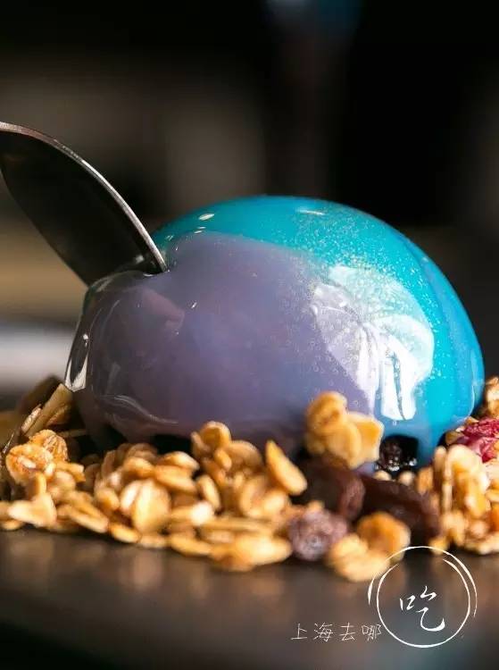 这家店靠一块INS美食博主的星空蛋糕,就把少女心秒成渣渣!涂红唇就打折,男生涂折更低!