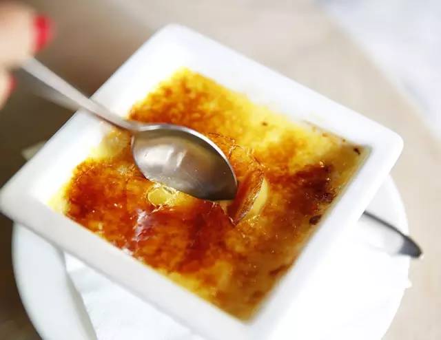 这家店靠一块INS美食博主的星空蛋糕,就把少女心秒成渣渣!涂红唇就打折,男生涂折更低!