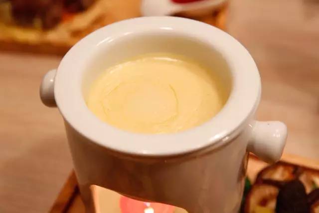 这家店靠一块INS美食博主的星空蛋糕,就把少女心秒成渣渣!涂红唇就打折,男生涂折更低!