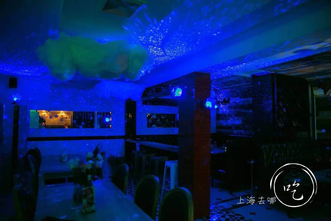 这家店靠一块INS美食博主的星空蛋糕,就把少女心秒成渣渣!涂红唇就打折,男生涂折更低!