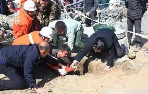 险!后厨师傅手臂卡进压面机、惊!两岁小孩掉进数米深土洞·····3.2承德新闻集萃!