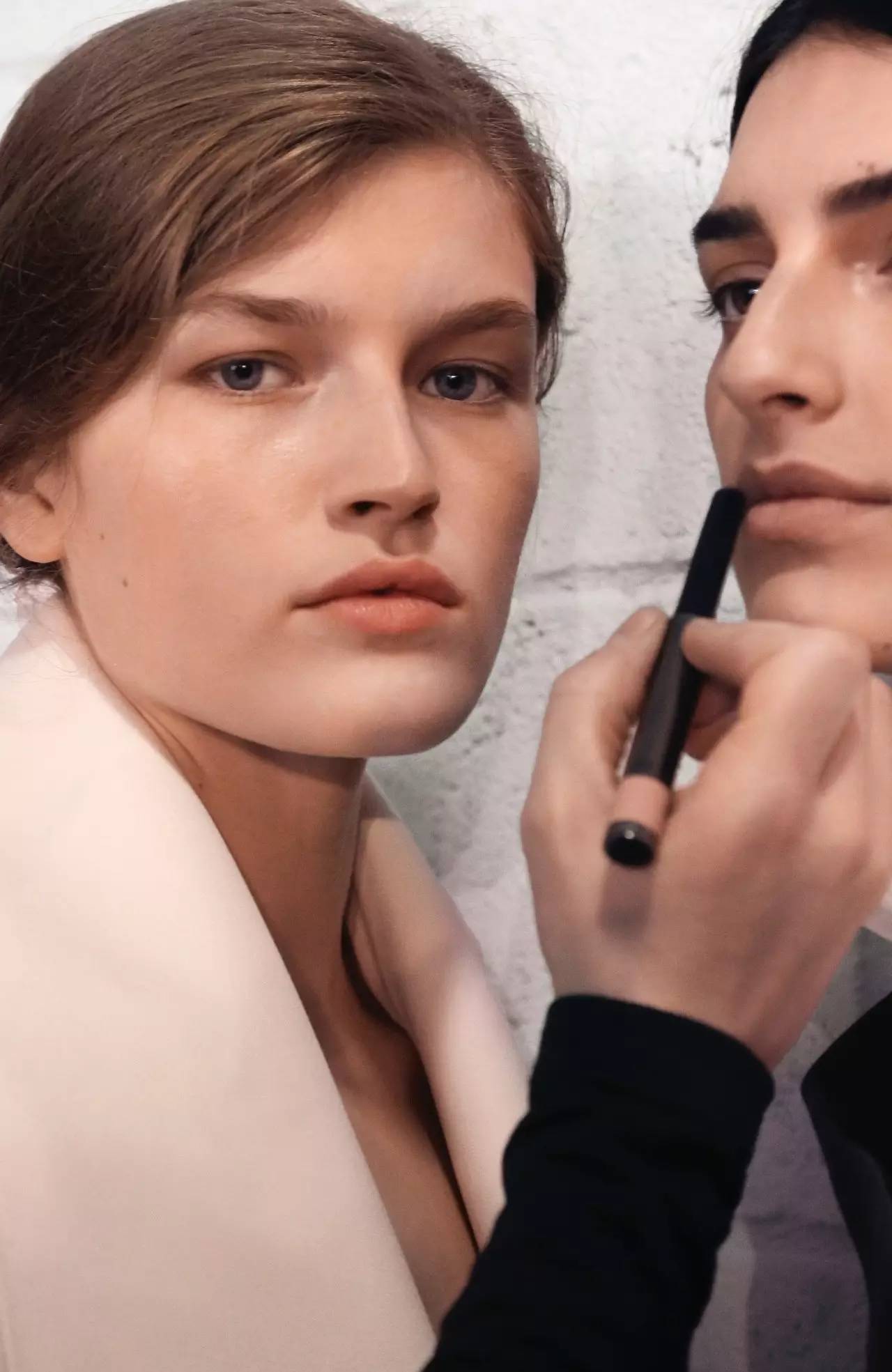 热搜中周冬雨用的什么色号口红,周冬雨同款兰蔻口红色号特别艳的