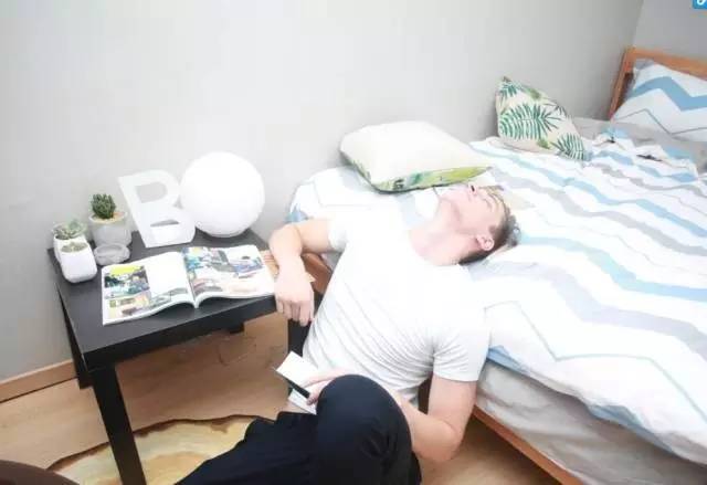 外国小鲜肉只花400元竟然租到了北京二环的房子，然而刚拿到房子的瞬间却差点哭了出来