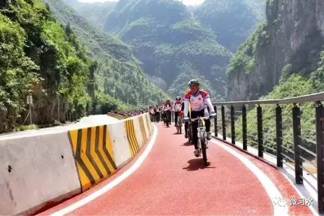 赤水河谷旅游公路百万年薪聘驿站老板娘跟着“美女飞手”边走边看