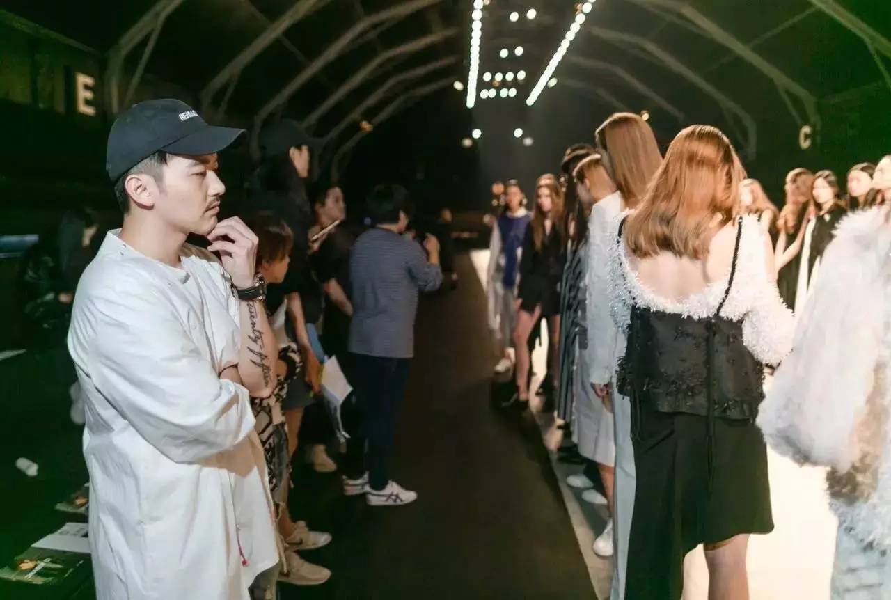 夏天能穿的皮衣皮裤,夏天可以穿的连体皮衣