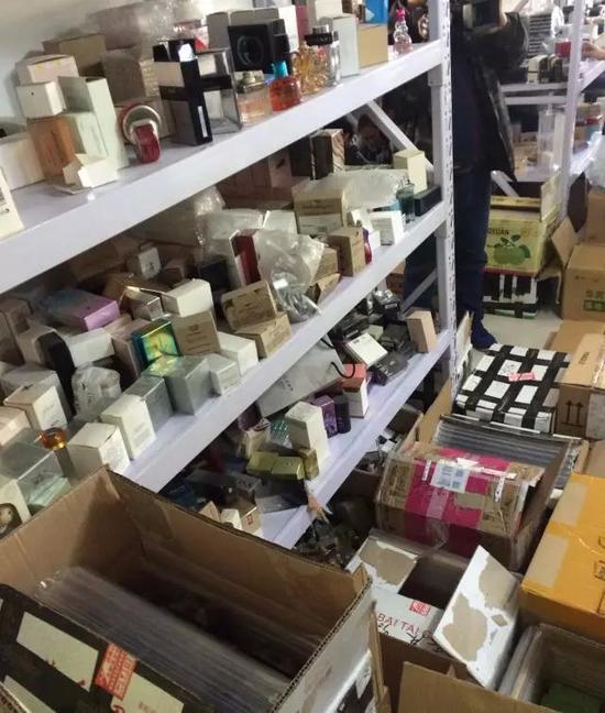 卖假香水被抓,卖假香水违法