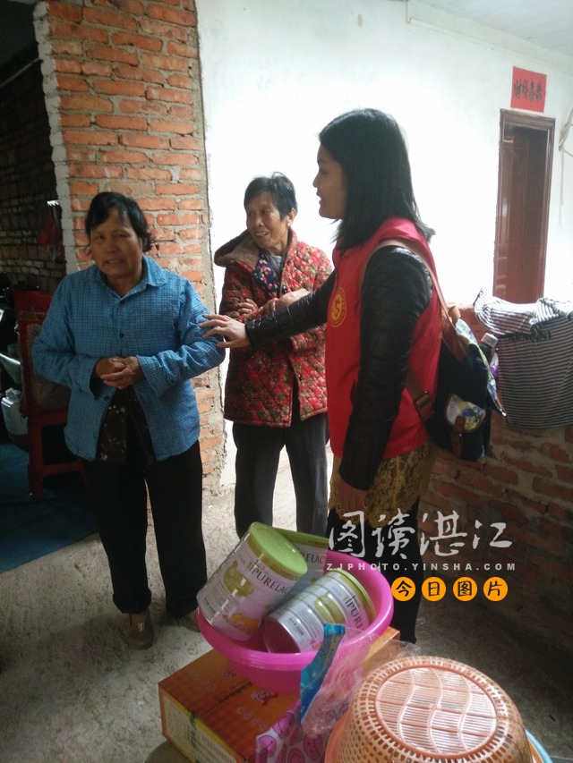 志愿者给贫困户送温暖,寒冬腊月送真情志愿服务暖人心